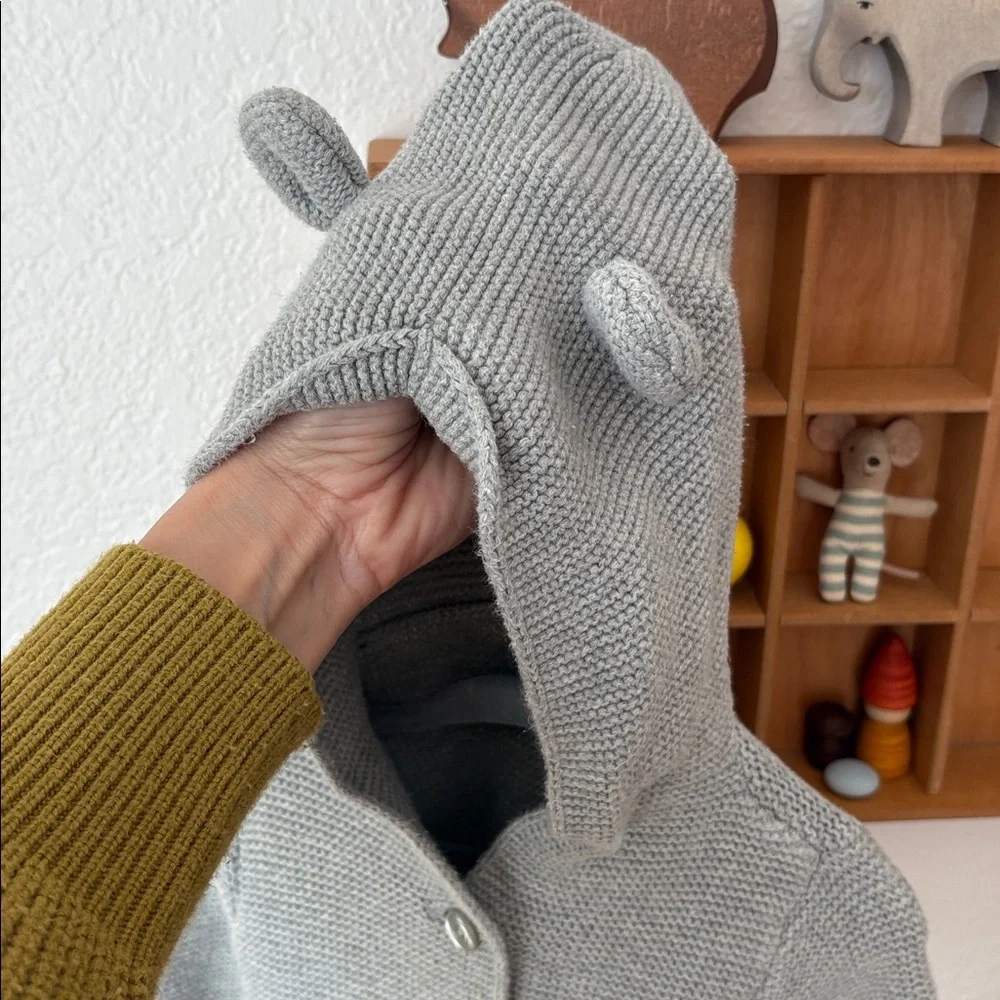 Baby GAP 6-12m Gray Knit Bear Hooded Sweater